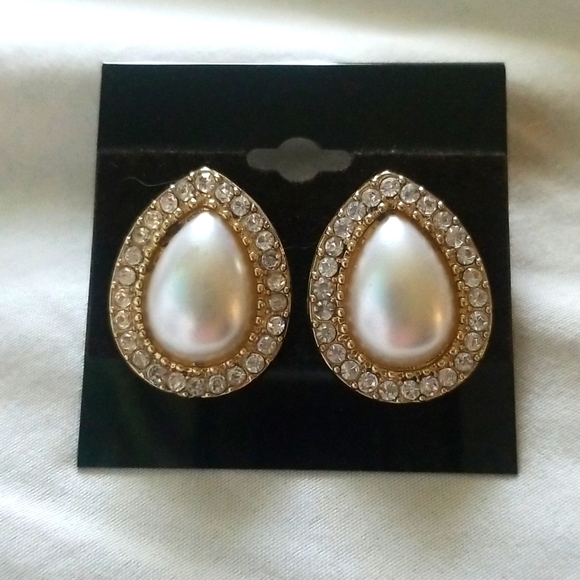 3 for $15 Vintage Style Gold Pearl Earrings - Picture 1 of 2